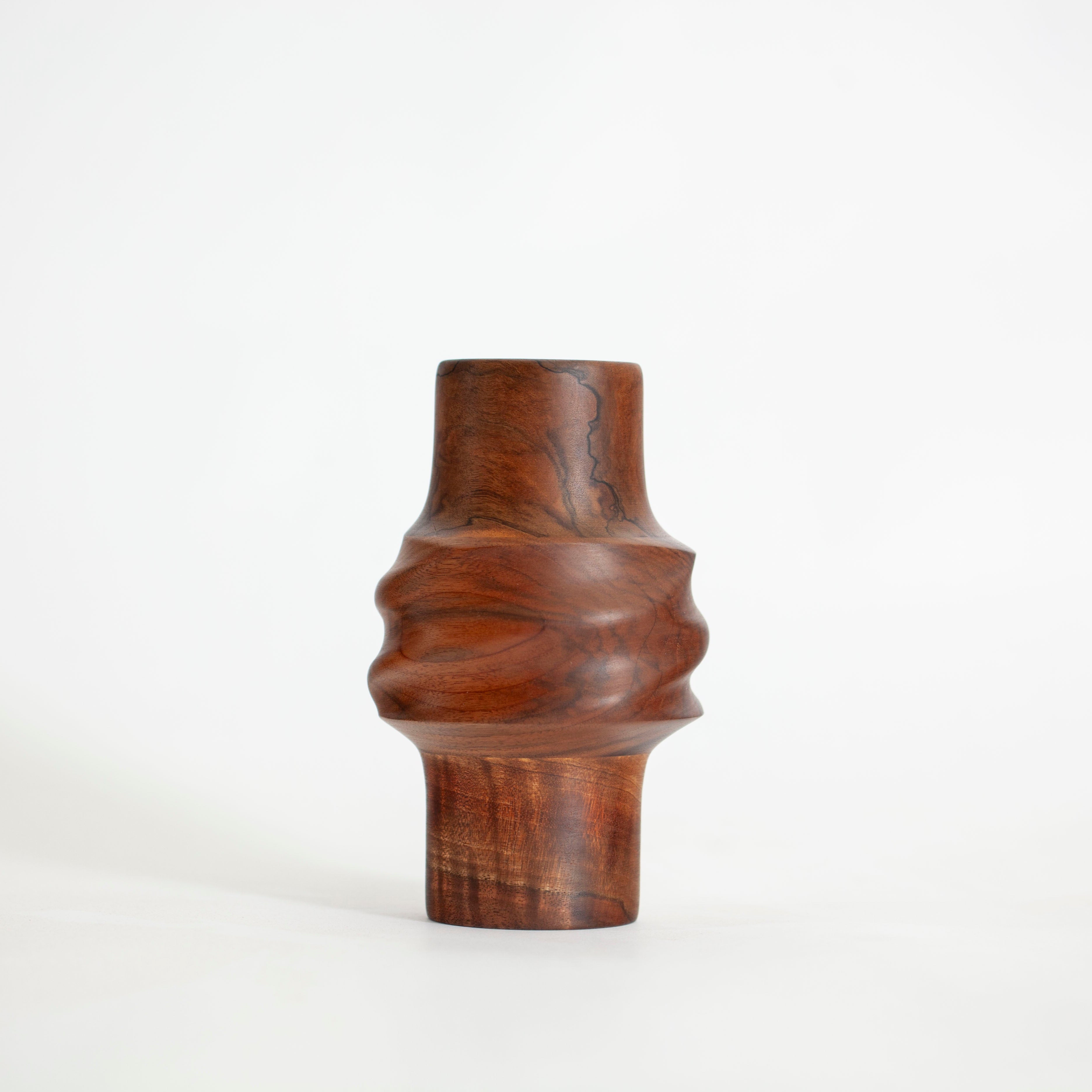 Walnut Svitok Vase