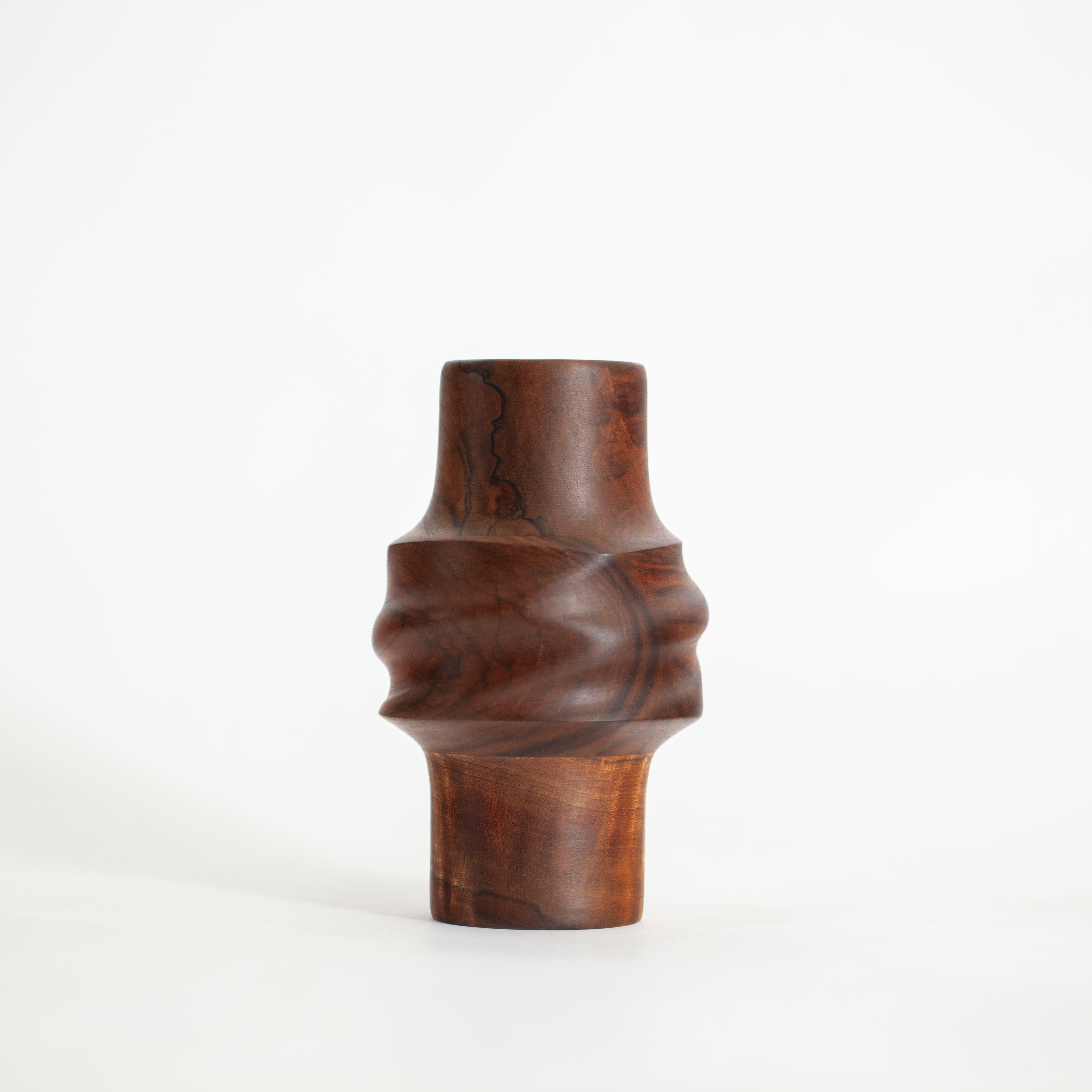 Walnut Svitok Vase