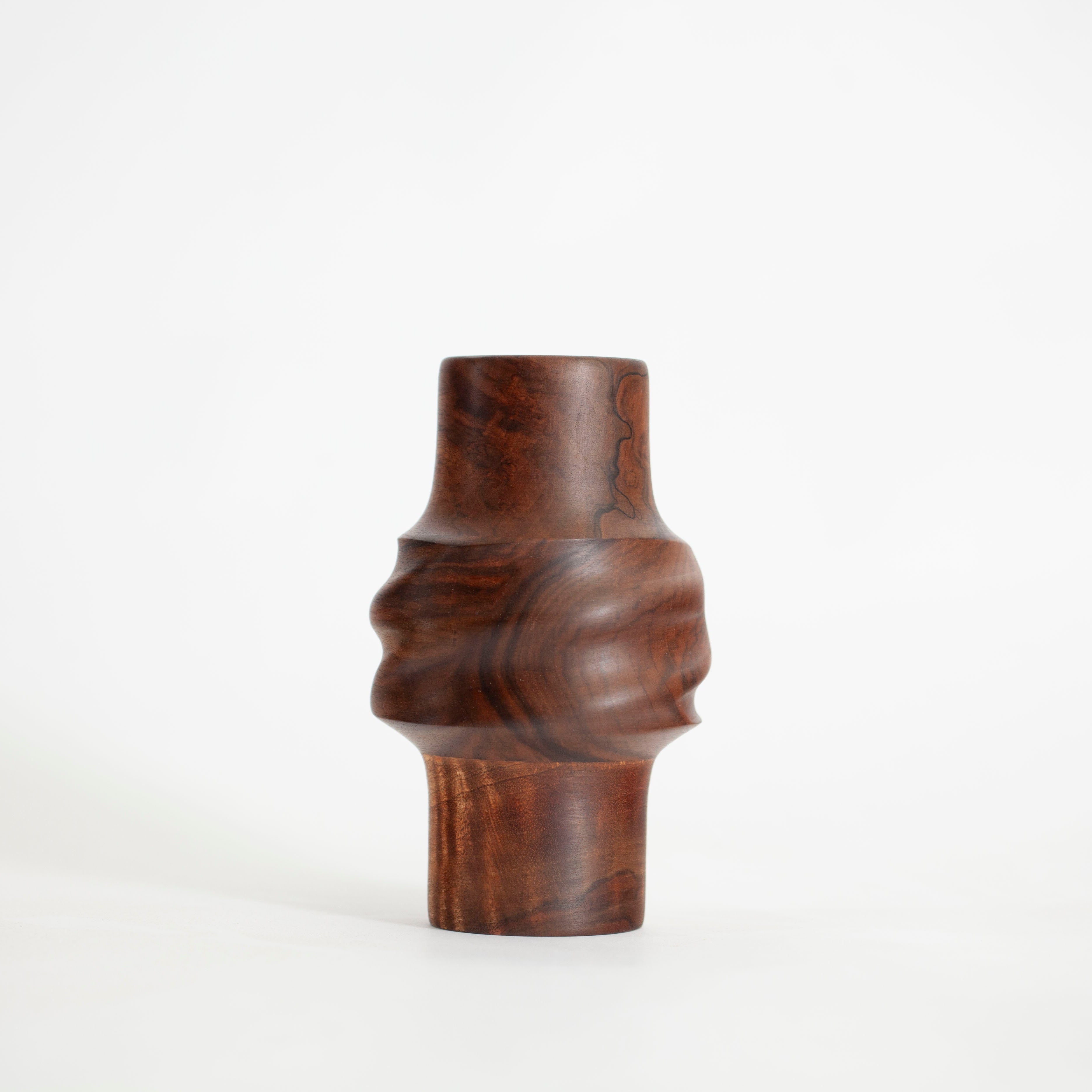 Walnut Svitok Vase