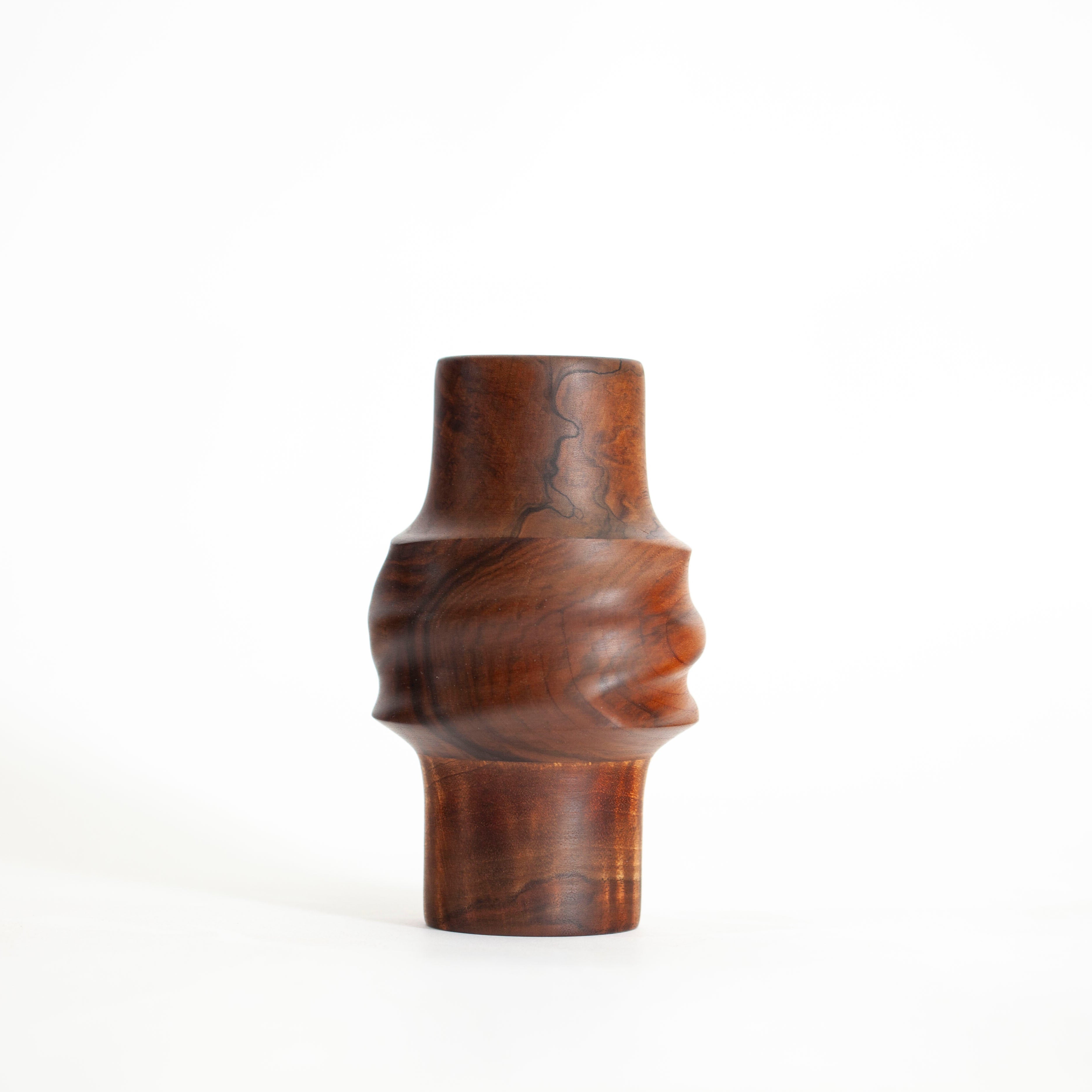Walnut Svitok Vase