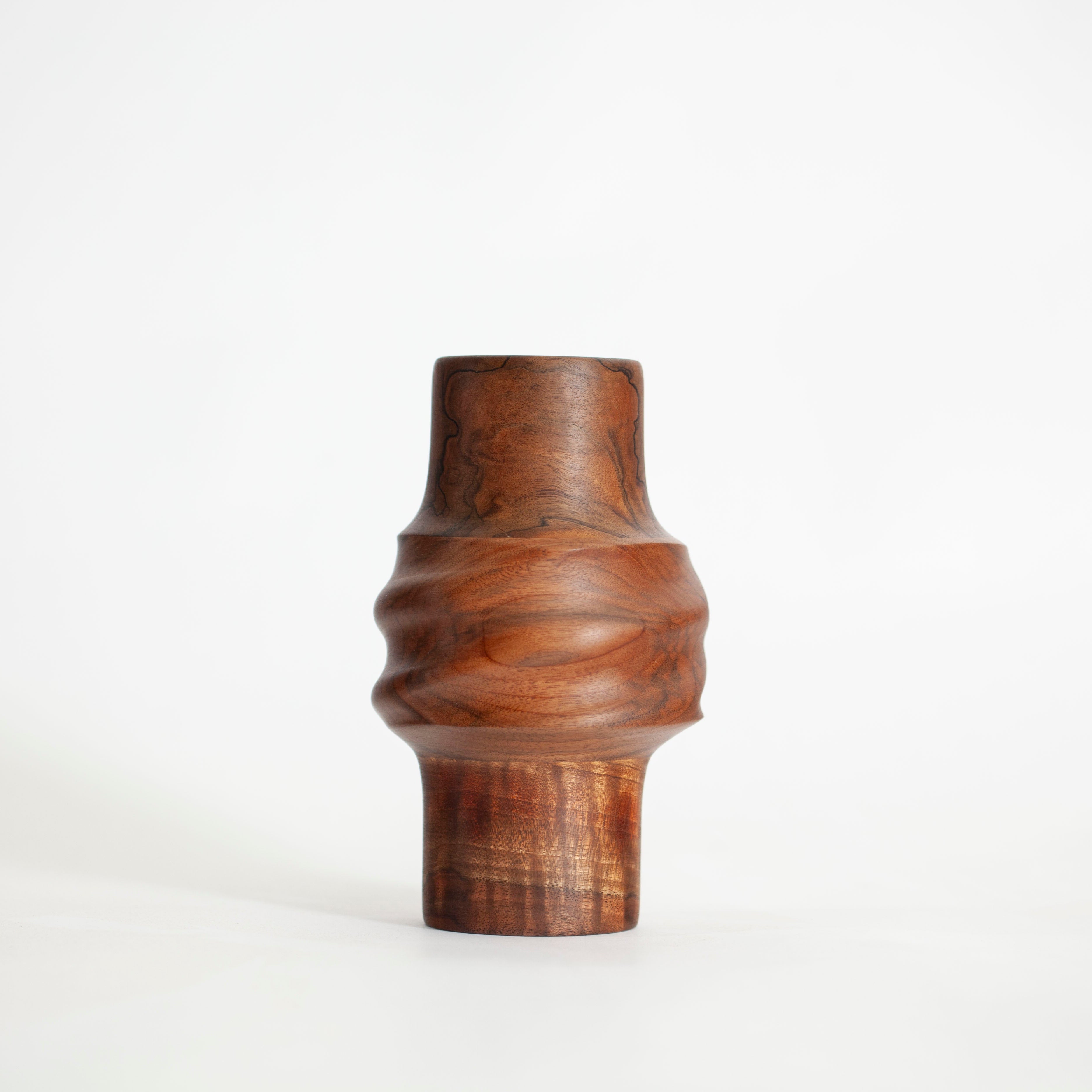 Walnut Svitok Vase