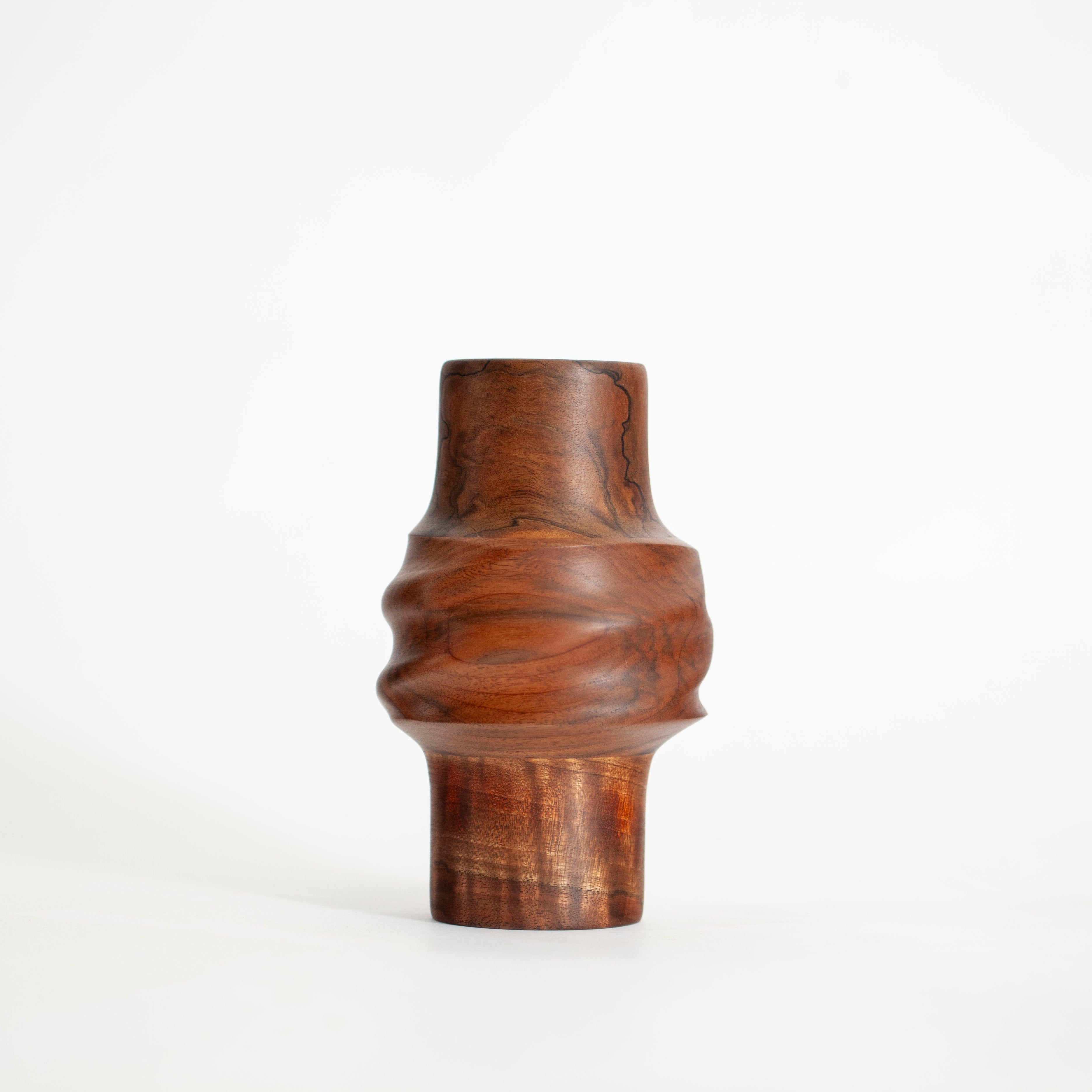 Walnut Svitok Vase